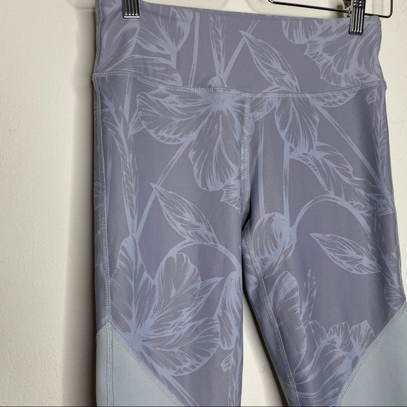 Fabletics Mid-Rise Mesh Powerhold Capri Bloomfield - Picture 5 of 10